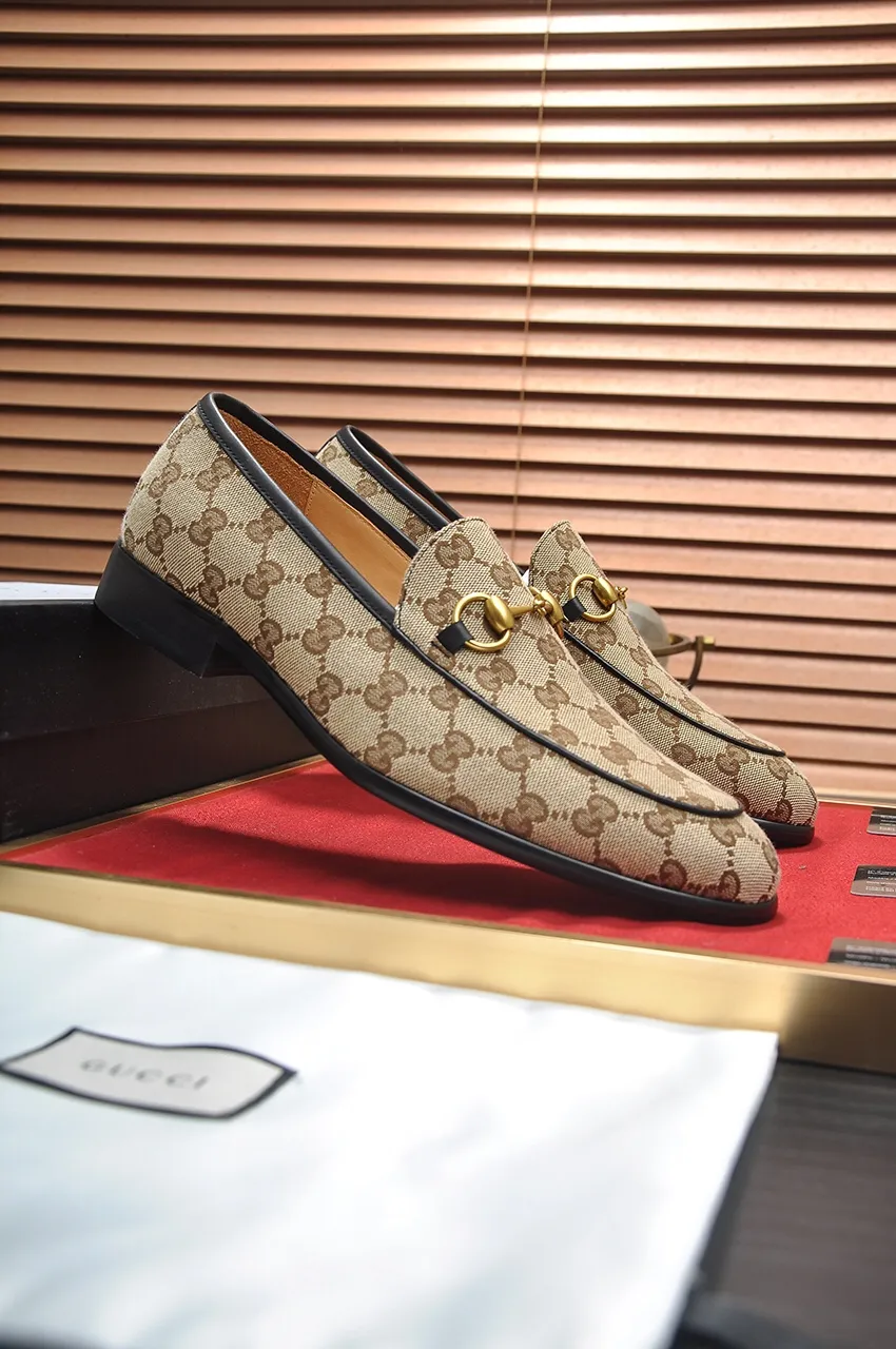 Men's shoes💰500💶Italy's top luxury men's shoe giant (GUCCI) (Gucci) (full cowhide lining) new arrival🍃Original European style🔰 Pleasant to the eye😍In order to make the shoes more durable and non-deformable🌀The production continues to follow traditional methods but there is still no lack of innovation💪Choose original sheepskin for the leather♻️ Smooth and natural And extra bright ⭐Made of imported cowhide, the first choice of rich people 38-45 (45 customized)